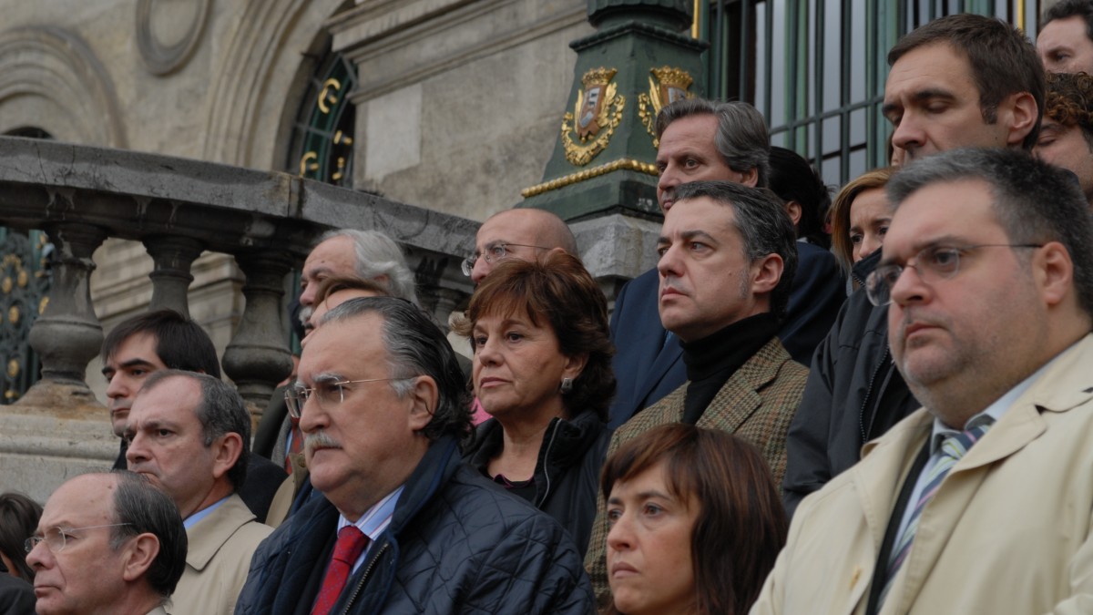 Concentración en el Ayuntamiento de Bilbao en repulsa por el último atentado de ETA