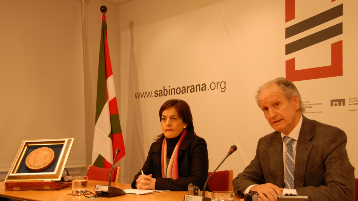 Zuluaga y Atutxa, la directora y el presidente de la Sabino Arana Fundazioa en la presentación de lo