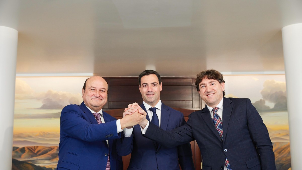 Firma acuerdo de coalición EAJ-PNV-PSE-EE. Andoni Ortuzar, Imanol Pradales, Eneko Andueza 