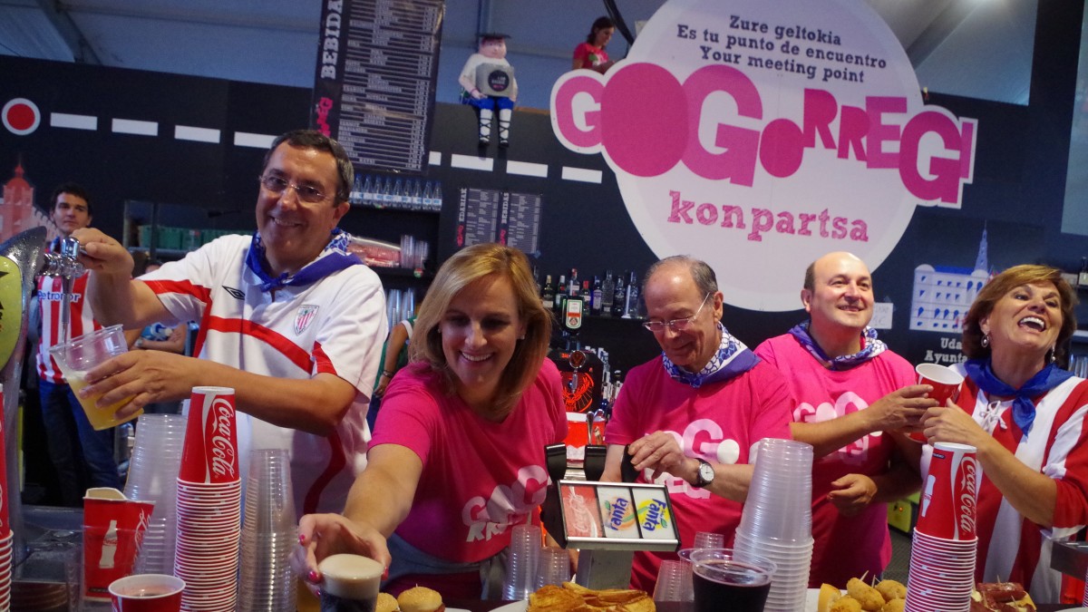 Ortuzar, Atutxa, Bilbao y Areso hacen barra en la txosna de Gogorregi