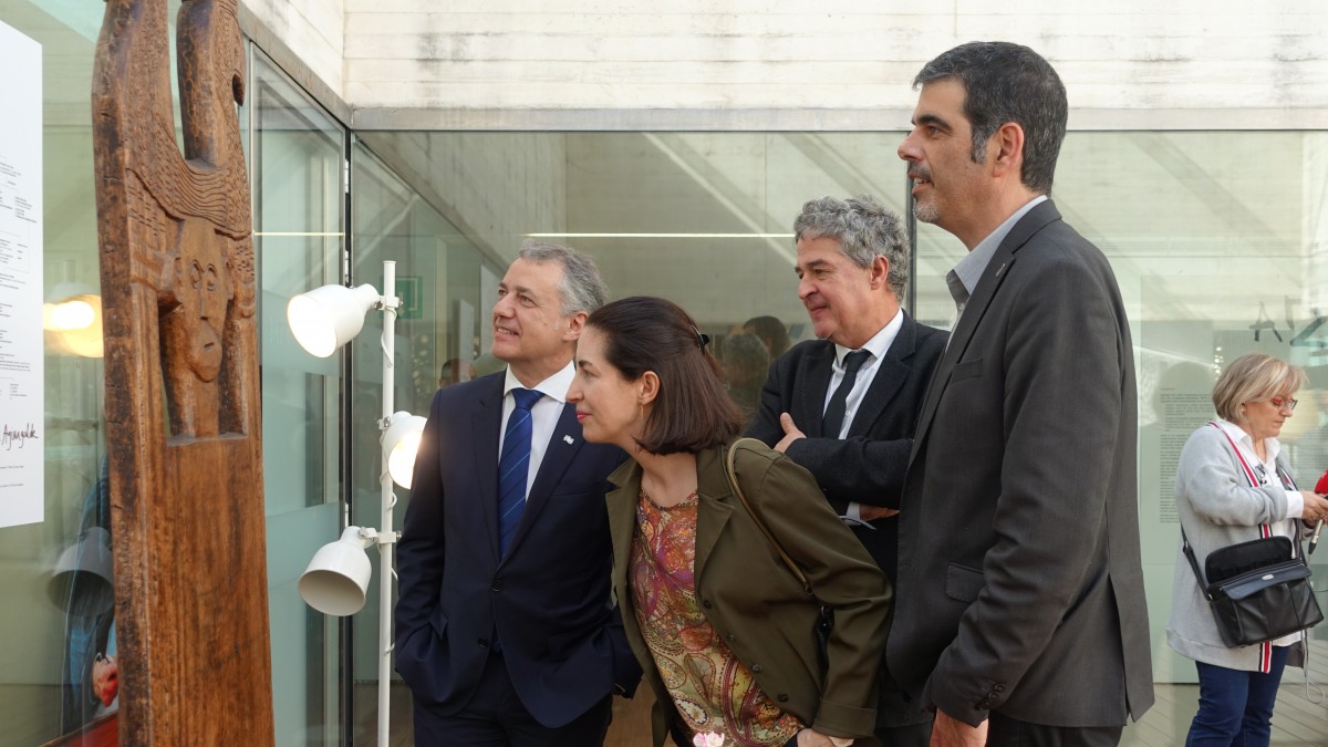 El lehendakari visita la exposición Arzak, bere saltsan en el Museo de San Telmo