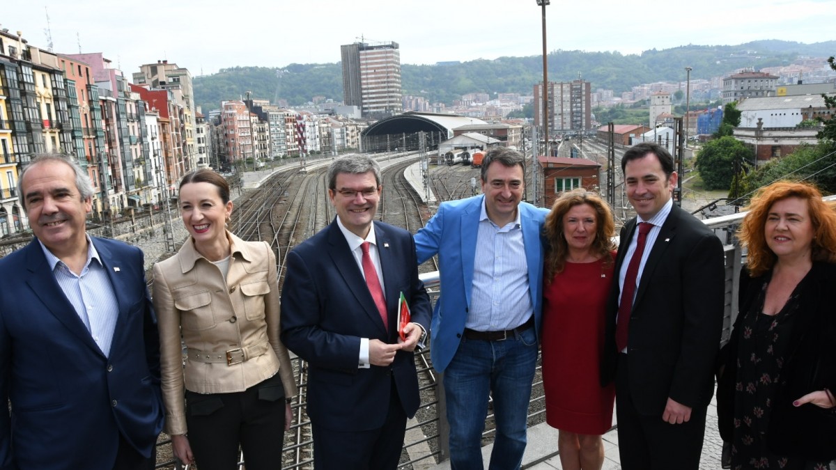 Juan Mari Aburto propone mejorar la conectividad y transporte de Bilbao tanto dentro de la propia ciudad, más cómoda y accesible, como a nivel internacional y estatal 