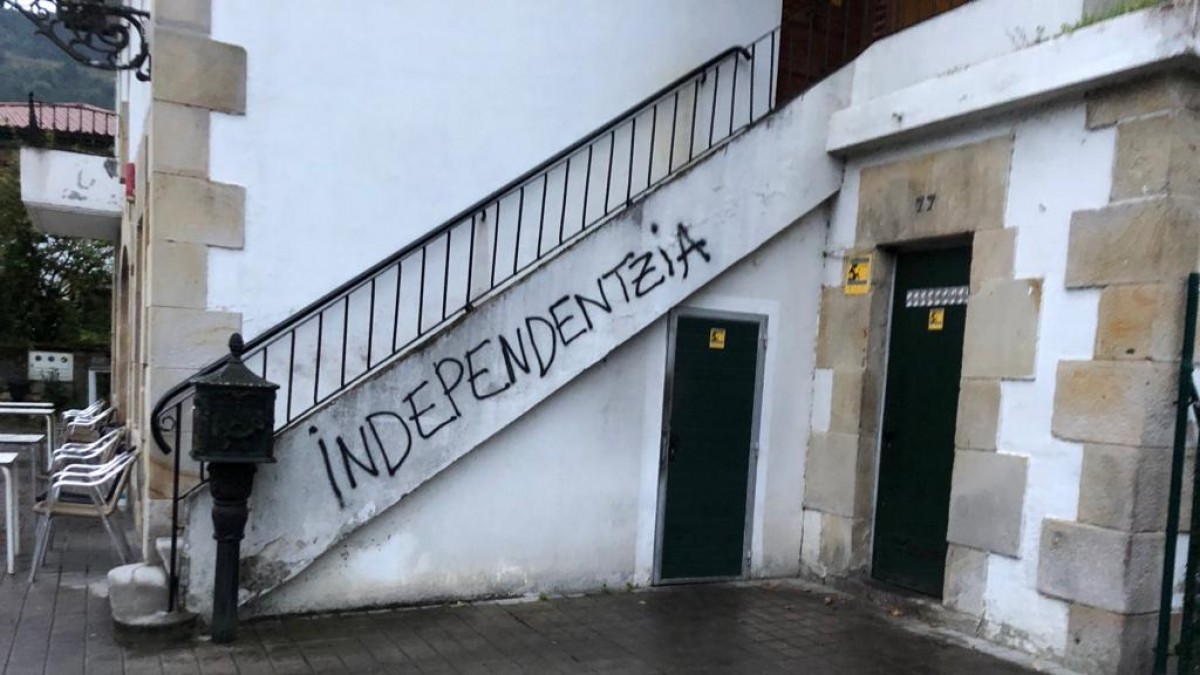 El Bizkai Buru Batzar censura las pintadas realizadas en el batzoki de Bedia