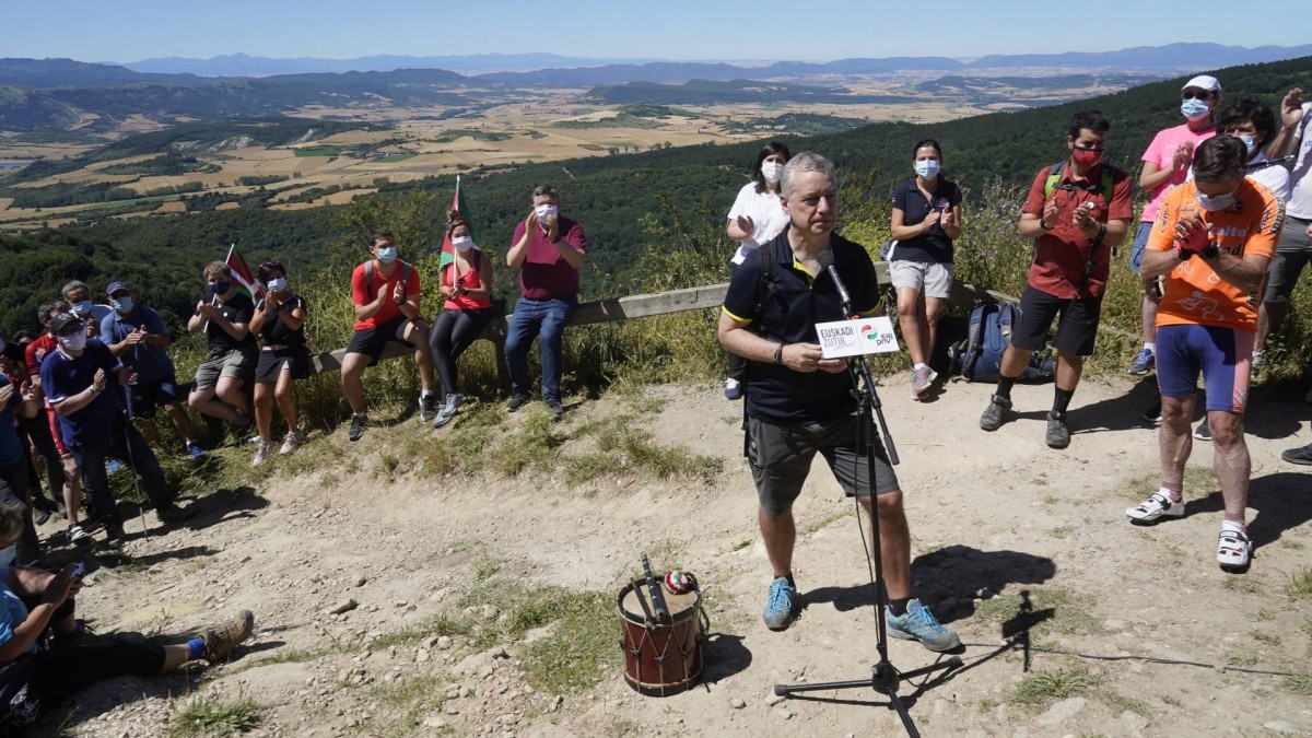 Llamamiento festivo a una participación masiva desde las cimas de Zaldiaran, Ernio y Serantes