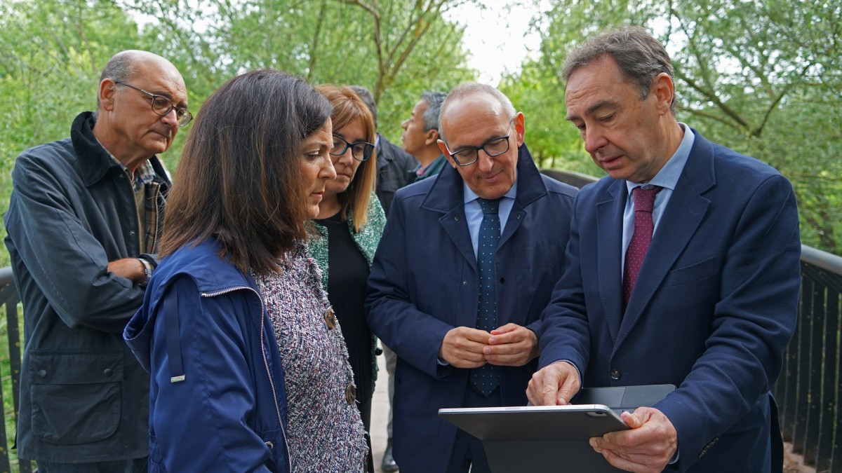 Beatriz Artolazabalek eta Ramiro Gonzalezek “gure herriak eta enpresak uholde-arriskuetatik babesteko” konpromisoa hartu dute