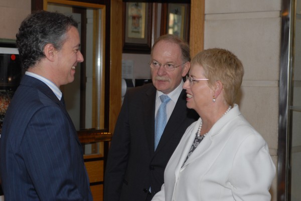 El presidente del EBB con la embajadora y el consul británicos