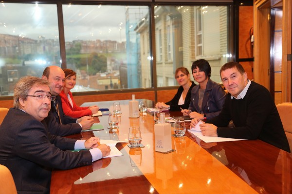 Andoni Ortuzar, Joseba Aurrekoetxea y Josune Gorospe se han reunido esta mañana en Sabin Etxea con una delegación de EH Bildu integrada por Arnaldo Otegi, Maddalen Iriarte y Nerea Kortajarena