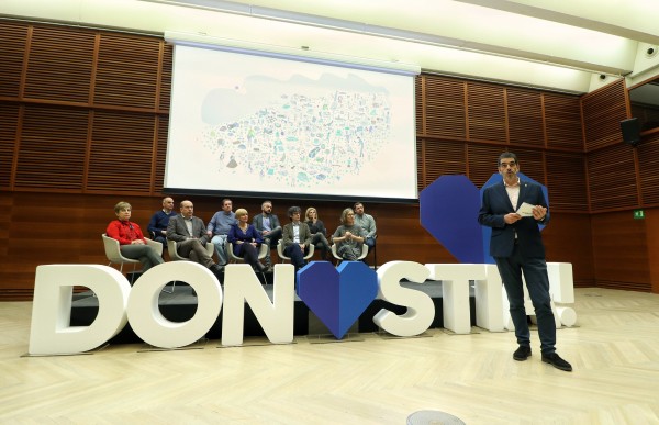 Presentación del manifiesto por Donostia y el lema de campaña