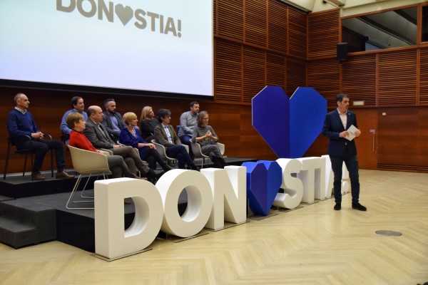 Presentación del manifiesto por Donostia y el lema de campaña