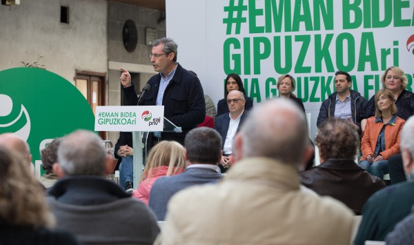 El presidente del GBB de EAJ-PNV, Joseba Egibar; el candidato de EAJ-PNV a Diputado General de Gipuzkoa, Markel Olano; y la cabeza de lista para Juntas Generales en Deba-Urola, María Eugenia Arrizabal