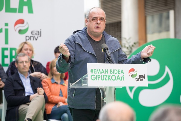 El presidente del GBB de EAJ-PNV, Joseba Egibar; el candidato de EAJ-PNV a Diputado General de Gipuzkoa, Markel Olano; y la cabeza de lista para Juntas Generales en Deba-Urola, María Eugenia Arrizabal