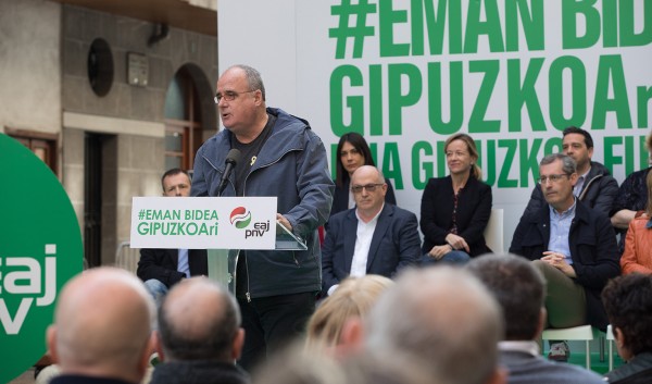 El presidente del GBB de EAJ-PNV, Joseba Egibar; el candidato de EAJ-PNV a Diputado General de Gipuzkoa, Markel Olano; y la cabeza de lista para Juntas Generales en Deba-Urola, María Eugenia Arrizabal