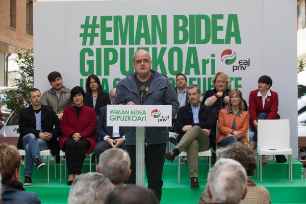 El presidente del GBB de EAJ-PNV, Joseba Egibar; el candidato de EAJ-PNV a Diputado General de Gipuzkoa, Markel Olano; y la cabeza de lista para Juntas Generales en Deba-Urola, María Eugenia Arrizabal