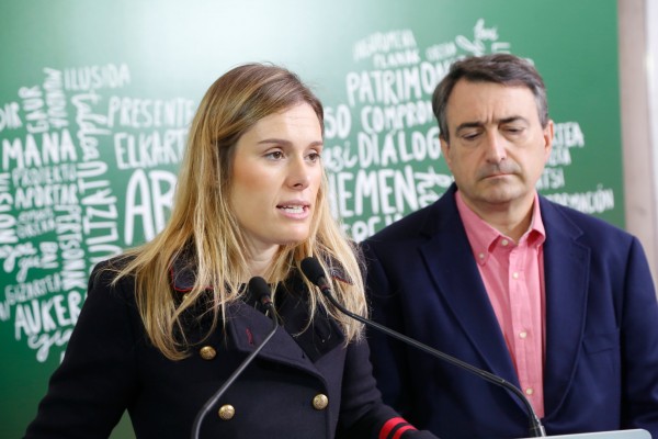 Aitor Esteban, Mireia Zarate. Aberri Egunaren kartelaren aurkezpena. Bilbao