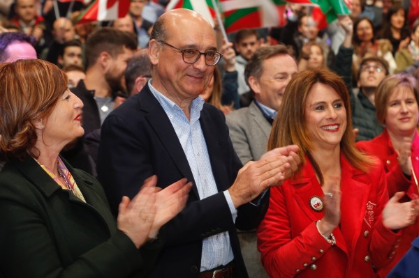 Mitin Bilbao. Almudena Otaola, Maribel Vaquero, Aitor Esteban, Iñigo Urkullu, Andoni Ortuzar