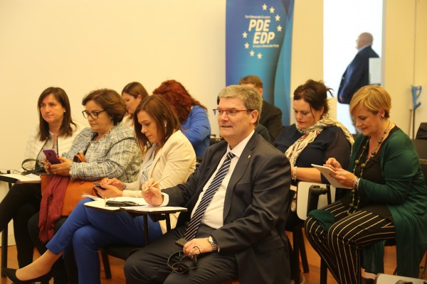 Presentación Coalición Europea CEUS - Izaskun Bilbao Barandica (EAJ-PNV), Luis Padilla (CC), Juan Carlos Piñeiro (CxG), Daniel Innerarity (GB), María del Mar Llaneras (El Pi) y Lluis Vicent Bertomeu (