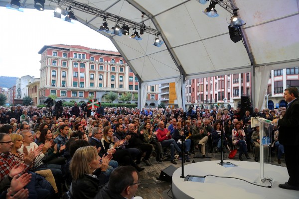 Mitin Barakaldo. Andoni Ortuzar, Iñigo Urkullu, Aitor Esteban, Josune Gorospe, Amaia Del Campo 