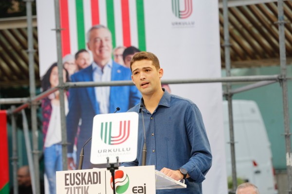 Iñigo Urkullu - Acuerdo por la juventud  Maitane Ipiñazar, Joseba Díez, Maialen Gurrutxaga.