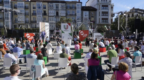 Mitin Vitoria-Gasteiz. Jone Berriozabal, Iñigo Urkullu, Andoni Ortuzar.