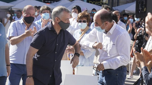 Mitin Vitoria-Gasteiz. Jone Berriozabal, Iñigo Urkullu, Andoni Ortuzar.