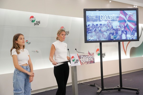 Mireia Zarate y Beatriz Berlanga en la presentación del Alderdi Eguna 2022