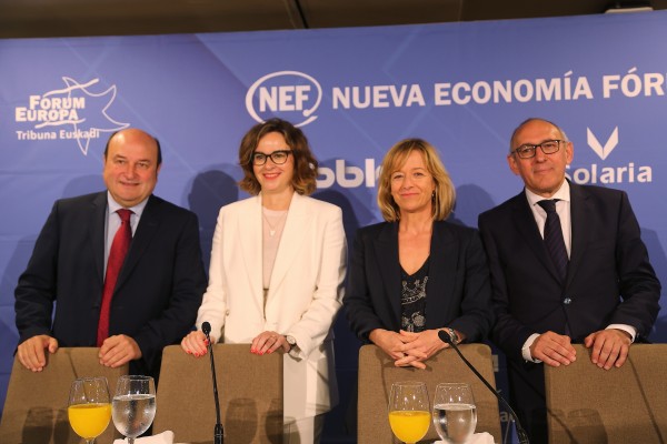 28-M Forum Nueva Economía. Ramiro González, Elixabete Etxanobe, Eider Mendoza