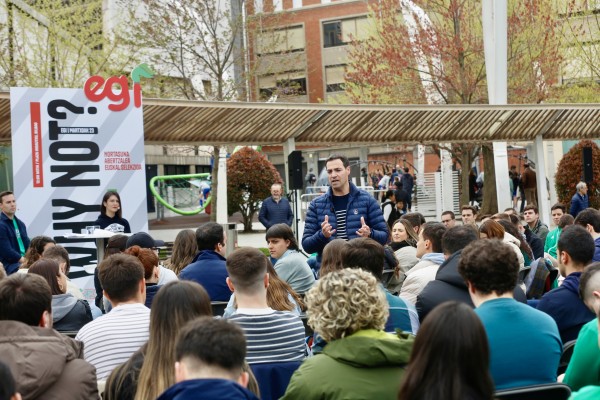 21-A Imanol Pradales, Julen Karrion, Oihane Agirregoitia, políticas de juventud y selecciones vascas