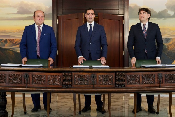 Firma acuerdo de coalición EAJ-PNV-PSE-EE. Andoni Ortuzar, Imanol Pradales, Eneko Andueza