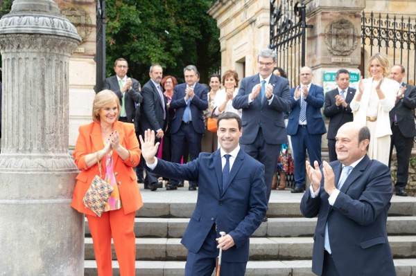 Imanol Pradales, pleno de juramento y toma de posesión